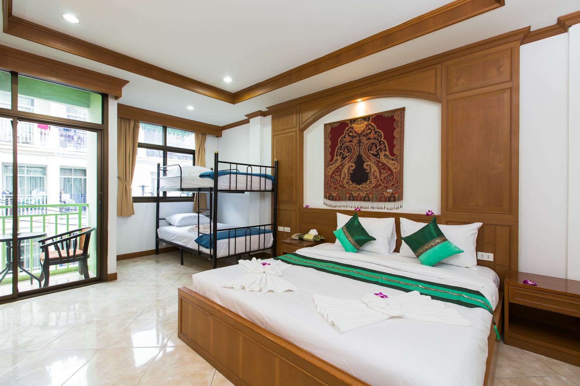 Magnific Patong Hotel Exterior photo